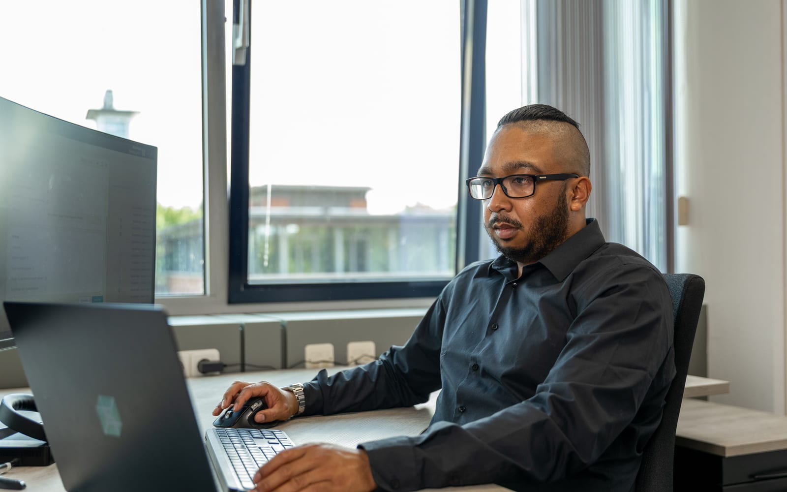 FocusLync medewerker werkt aan een klantomgeving
